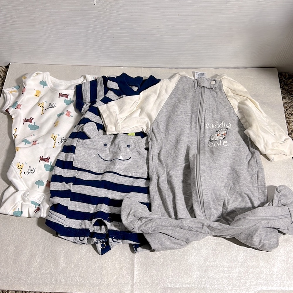 ⭐️2/$6 sale- Newborn onesies bundle of 3 0M